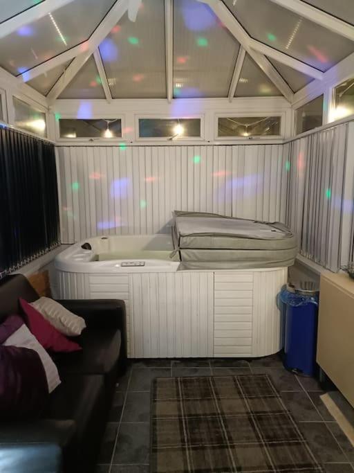Big Fireplace Aga Hot Tub Wet Room Barn Garage Llanelli Exteriör bild