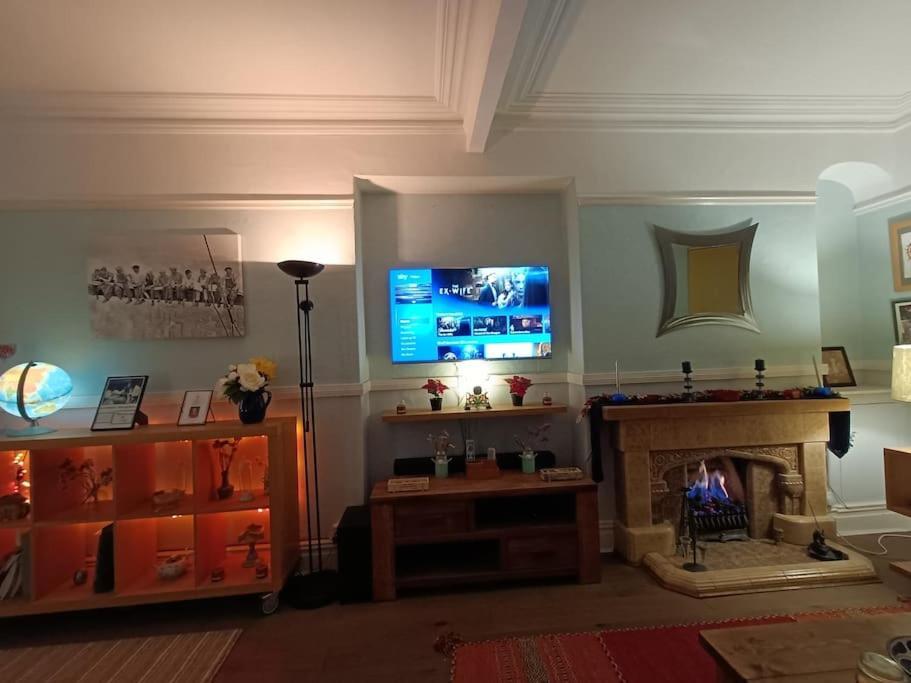 Big Fireplace Aga Hot Tub Wet Room Barn Garage Llanelli Exteriör bild