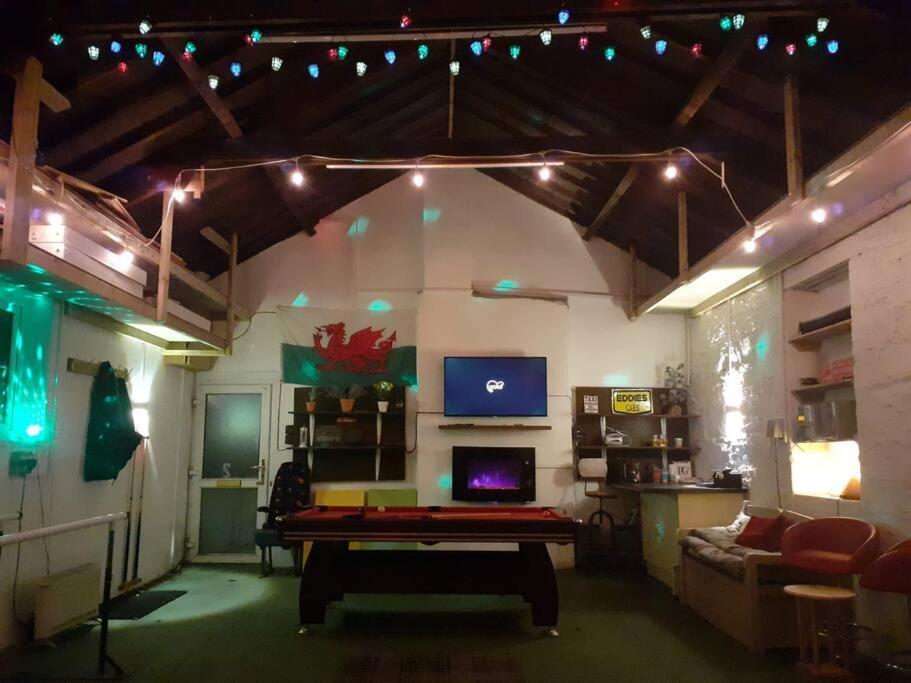 Big Fireplace Aga Hot Tub Wet Room Barn Garage Llanelli Exteriör bild
