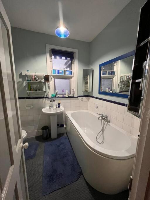 Big Fireplace Aga Hot Tub Wet Room Barn Garage Llanelli Exteriör bild