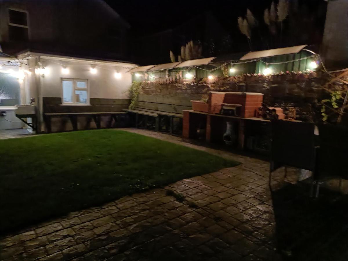 Big Fireplace Aga Hot Tub Wet Room Barn Garage Llanelli Exteriör bild